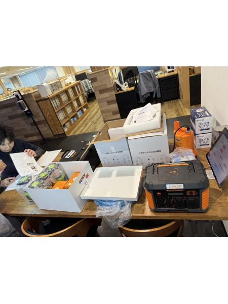 備蓄品や資機材は一度すべて並べてチェックします。<br>